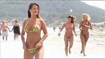 Zuchtende Babes In Bikini'S Op Het Strand Van Ibiza