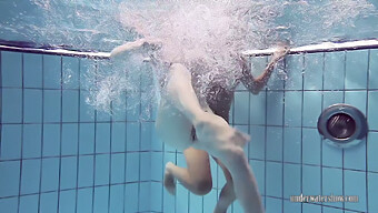 Erotisches Unterwassertreffen Von Katrin Und Lucy In Europa