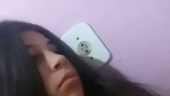 Brazilski Najstniški Model Kamere Oddaja Na Periscopeu Z Visokokakovostnimi 60 Posnetki Na Sekundo