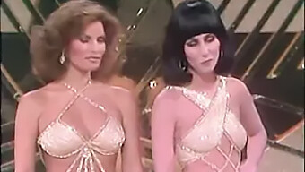 Cher และ Raquel Welch ในการเผชิญหน้าที่เย้ายวนใจ - ภาพยนตร์ผู้ใหญ่วินเทจ