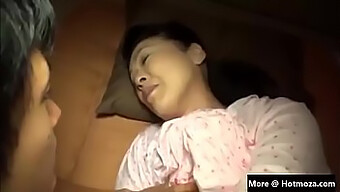 Japanese Amateur Gets A Handjob From A Horny Massage Therapist