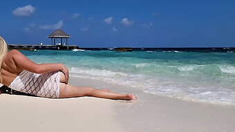 Öffentliches Upskirt Eines Jungen Girls Am Strand