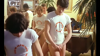 Tập Thể Retro Với Phong Cách Orgy Cổ Điển