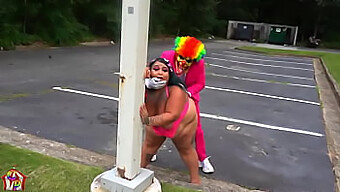 Jaidyn Venus Etsii Ilmaista Seksiä Pellen Kanssa Ja Kohtaa Julkisesti Gibby The Clownin. Hardcore-Kohtaaminen Isojen Tissien Ja Perseen Kanssa.