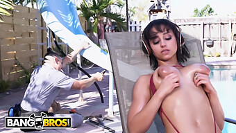 Marilyn Mansionin Massiiviset Rinnat Ovat Keskeisellä Sijalla Tässä Kuumassa Bangbros-Videossa