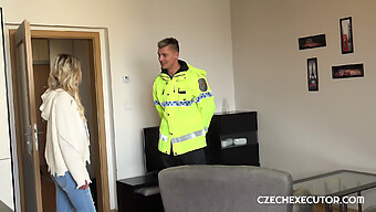 A Acompanhante Excitada Claudia Macc Tem Um Encontro Íntimo Com Um Policial.