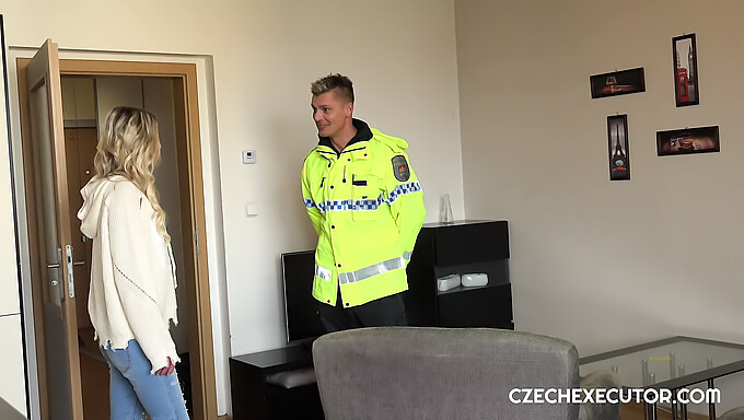 Wyraźne Spotkanie Napalonego Policjanta Z Europejską Pięknością Claudią Macc.