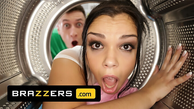 Sofia Lee Riceve Assistenza Dal Fidanzato Del Suo Coinquilino In Un Video Di Brazzers Per Alleviare La Sua Situazione E Impegnarsi In Sesso Anale.