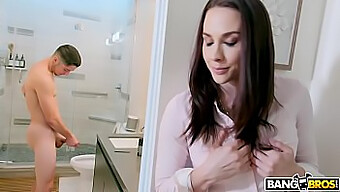 Chanel Preston Oppdager Sønnen Sin Som Masturberer På Badet Og Blir Med På Litt Het Sex