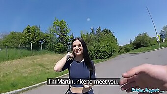 Nyilvánosan Forgatott Pov Videó Lenyűgöző Popóról, Amint Nagy Péniszen Ugrál