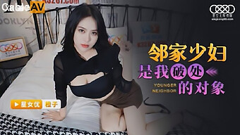 拥有大自然乳房的继妹给哥哥手淫和口交