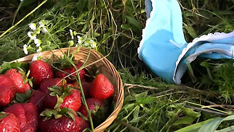 La Dolce Ragazza Si Fa Leccare La Figa Di Fragola