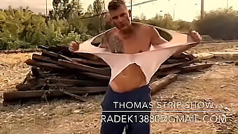 การแสดงถอดเสื้อผ้าที่เย้ายวนของ Thomas.J