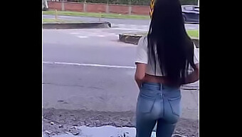 Une Beauté Colombienne Profite D'Une Balade En Cowgirl Dans La Rue