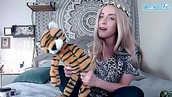 Camsoda Mempersembahkan Parodi Tiger King Yang Menampilkan Carol Baskin Dan Joe Exotic Dengan Kontol Hitam Besar Dan Seks Oral.