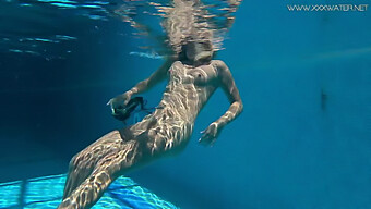 Verführerische Europäische Schönheit Mary Kalisy In Einer Erotischen Unterwasser-Display