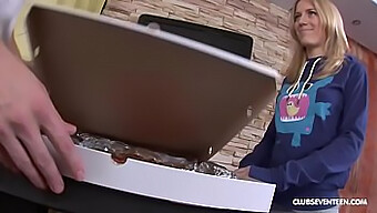 Una Chica De Entrega De Pizza Agrega Acción Oral Y Anal Extra