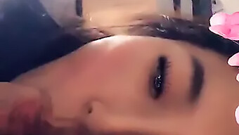 Snapchat-Video Von Einer Asiatischen Frau, Die Orale Freude Bereitet