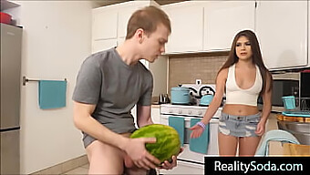 Geschwister Betreiben Sexuelle Aktivitäten Miteinander Und Geben Den Ursprünglichen Plan Auf, Sex Mit Einer Wassermelone Zu Haben.