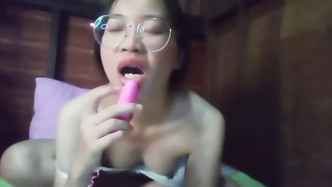 亚洲美女的窥视视角自慰