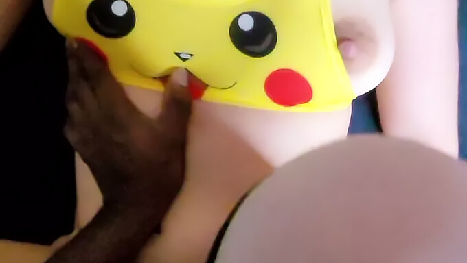 Mladá Francouzská Kráska V Oblečení Z Pikachu Si Užívá Drsný Sex