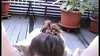 Mujer Amateur Sensual De Mediana Edad Se Involucra En Actividad Sexual En Una Terraza Al Aire Libre