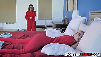 Loira Madura E Morena Jovem Em Um Encontro Lésbico Sensual