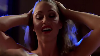 La Seducente Performance Di Shannon Elizabeth Nell'Episodio 7 Della Stagione 1 Di Arli$$$$