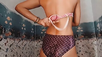 Autocuidado Íntimo E Exibição De Roupas Íntimas Da Sensual Milf Asiática Mamta Bhabhi