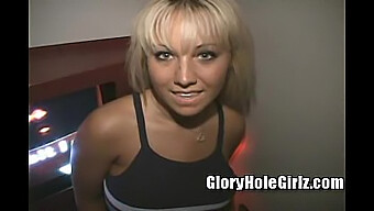 Horká 19letá Blondýnka Jasmine Navštěvuje Gloryhole V Divokém Čase