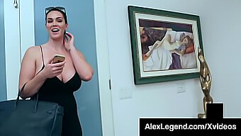 Alison Tyler的丰满乳房从一个阳具丰满的男人的深入插入中得到了快感。