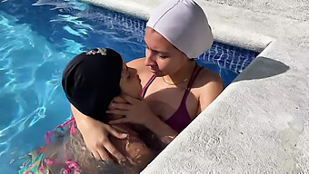 Namorada Indiana Se Junta A Mim Para Sexo À Beira Da Piscina, Levando A Uma Aventura No Banheiro