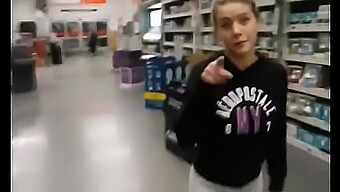 Eine Freche Amateurin Gibt Einen Blowjob In Walmart