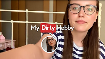 ليني ليز تستمتع باللعب بمفردها، معرضة جمالها الطبيعي - Mydirtyhobby