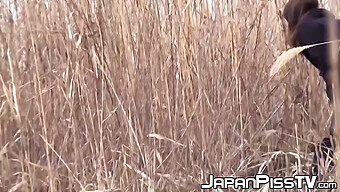 Japanische Schulmädchen Machen Eine Pause In Einem Naturbad