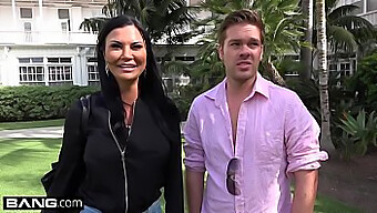 Jasmine Jae, Một Bà Mẹ Dâm Đãng Quyến Rũ Với Vòng Ngực Lớn Và Âm Vật Xỏ Kim, Dẫn Đến Một Cuộc Tình Ba Trên Bãi Biển Nơi Cô Ấy Tiết Lộ Khu Vực Riêng Tư Của Mình Để Người Xem Thưởng Thức.