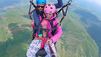 Orgasme Pancutan Wanita Kurus Semasa Video Paragliding Buatan Sendiri