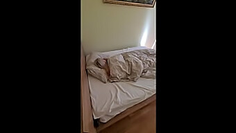 Hemmagjord Video Av En Mans Vän Som Väcker Sin Fru För Lite Morgonkul