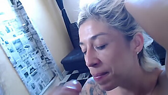 Chica Tatuada Hace Una Mamada Facial