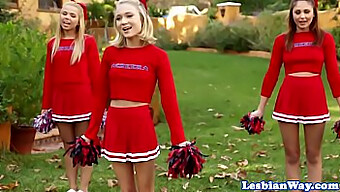 Cheerleader Si Impegnano In Un Sesso Di Gruppo Caldo Dopo L'Allenamento