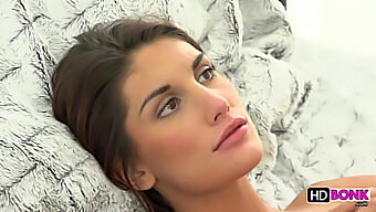 August Ames Yang Cantik Menikmati Seks Oral Dan Vaginal Yang Penuh Gairah