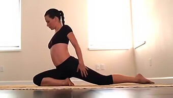 Một Bà Mẹ Trẻ Nổi Tiếng Tập Yoga Với Mái Tóc Nâu.