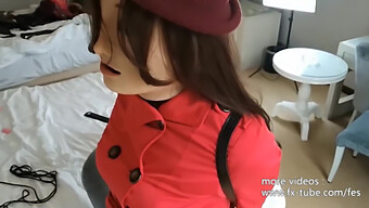 Une Femme En Tenues En Latex Éprouve Une Douleur Intense Et De L'Humiliation