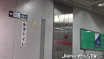 Japanische Schönheiten Filmen Sich In Einer Öffentlichen Toilette