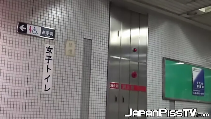 Chaudasses Japonaises Filmées En Train De Se Soulager Dans Les Toilettes Publiques