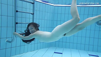 La Chatte Serrée D'Umora Bajankina Plonge Dans La Piscine Dans Cette Vidéo Érotique