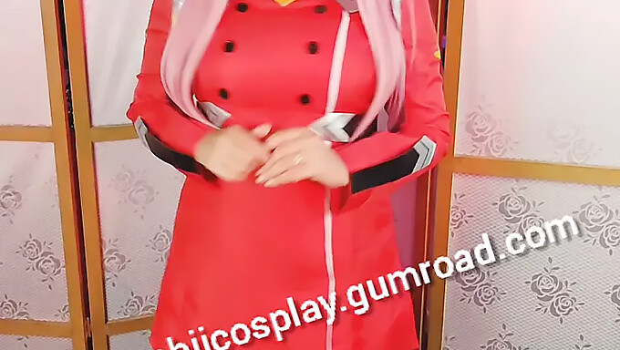 Darling Visar Upp Sina Stora Bröst I Zerotwo Juloutfit