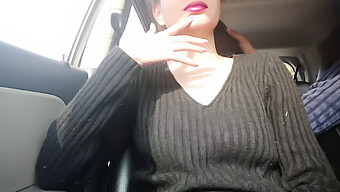 Indische Freundin Bekommt Outdoor-Handjob Im Auto Mit Deepthroat Und Blowjob