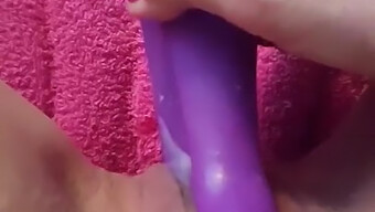 Kecantikan Eropah Meneroka Permainan Vibrator.