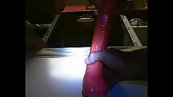 Engolindo Um Dildo: Um Ato Sexual Com Um Objeto Em Forma De Pênis